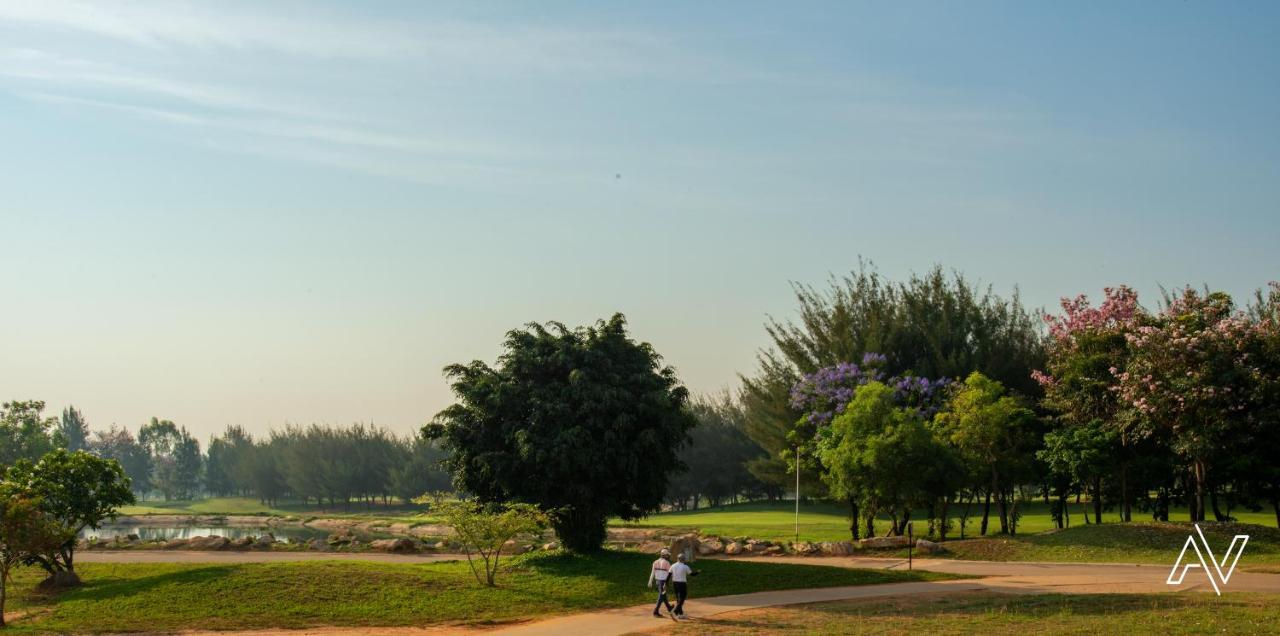 Clover Greens Golf Course And Resort Sarjāpur Eksteriør bilde